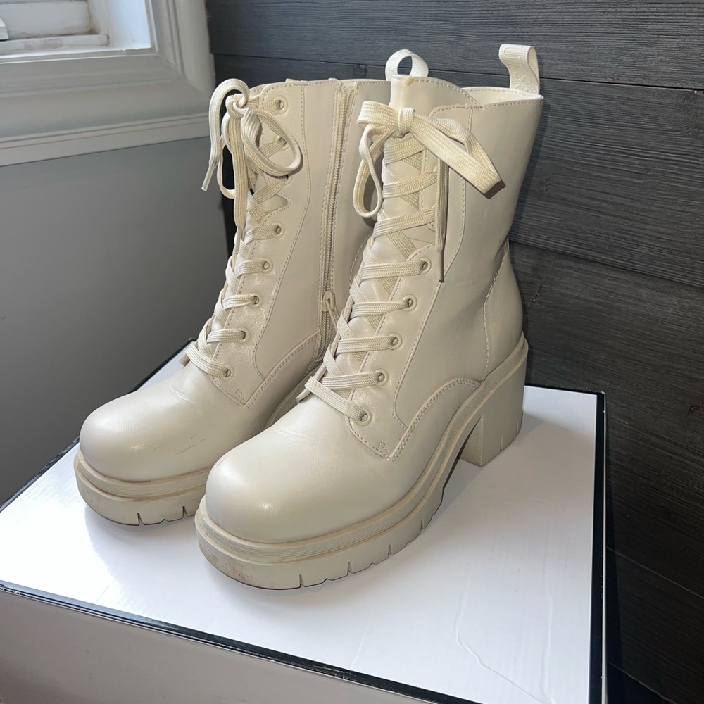 Guess Cream Lace-Up Boots